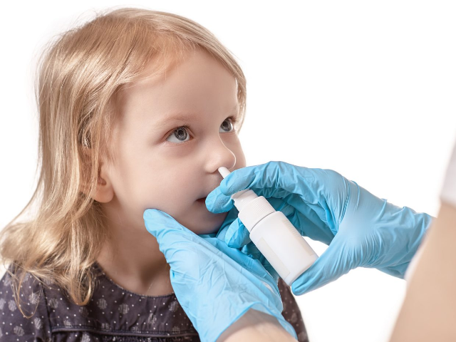 bambina vaccinazione