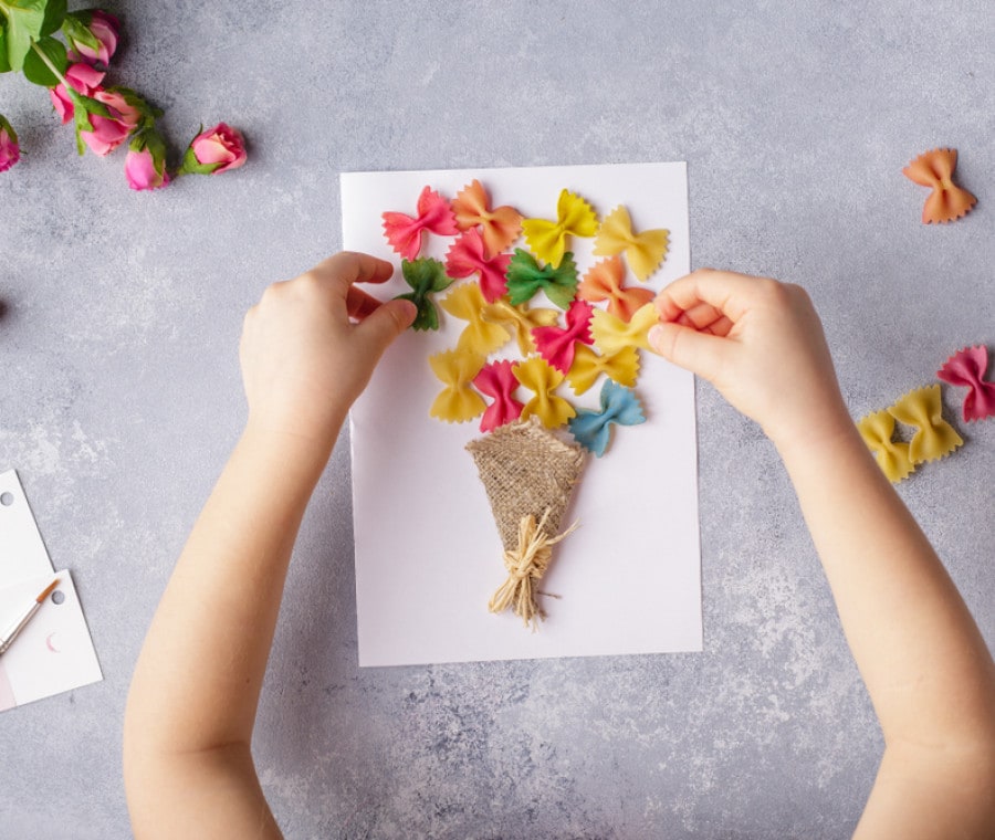 Sabato 8 maggio h 16,30 laboratorio on line "La Festa della Mamma"